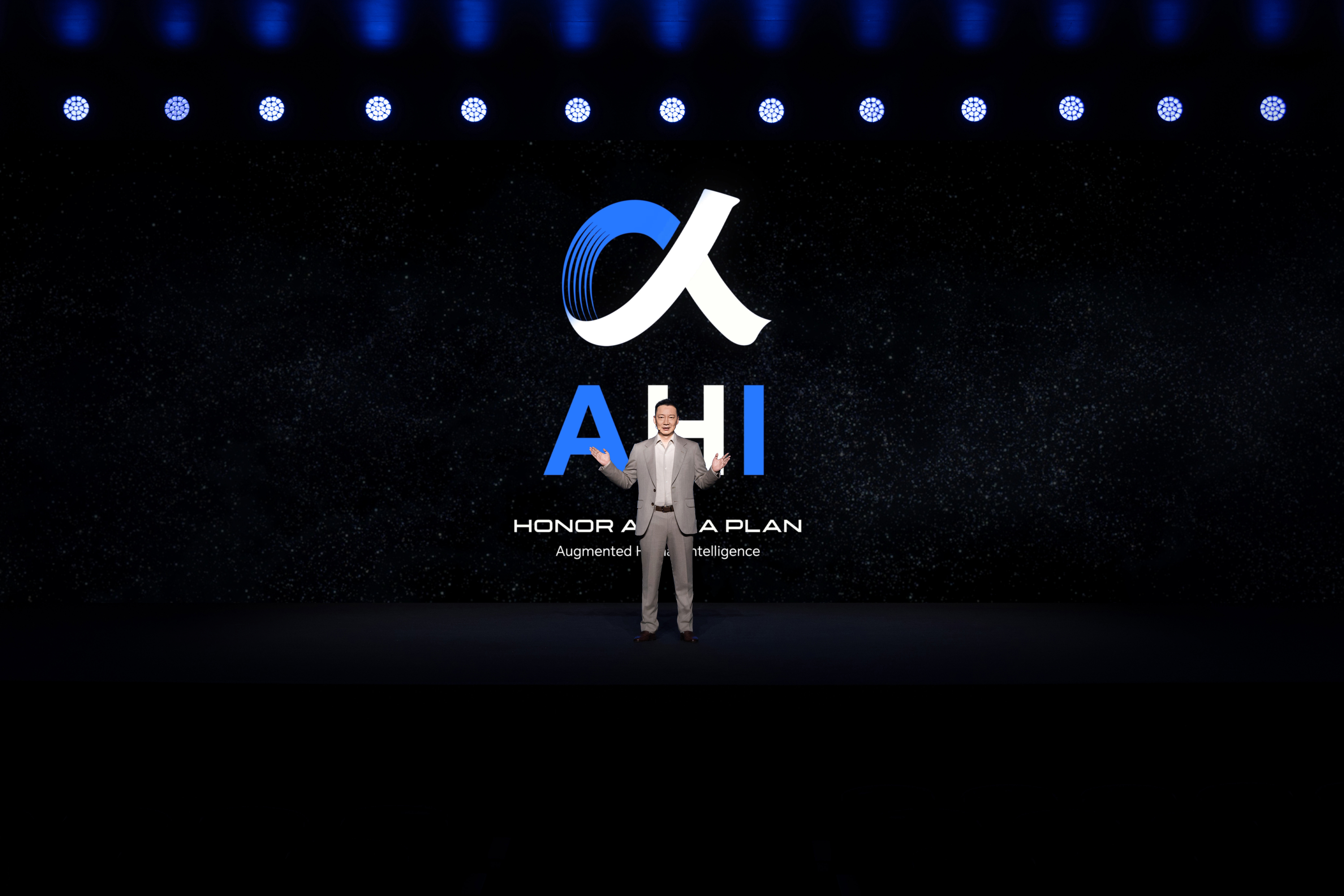 MWC2026荣耀发布全新AHI理念！荣耀CEO李健提出，Augmented H