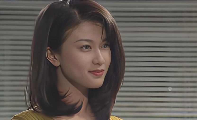 她磨了三年刀，最后捅向的却是自己的记忆。
你以为这是个为夫复仇的故事。
1994