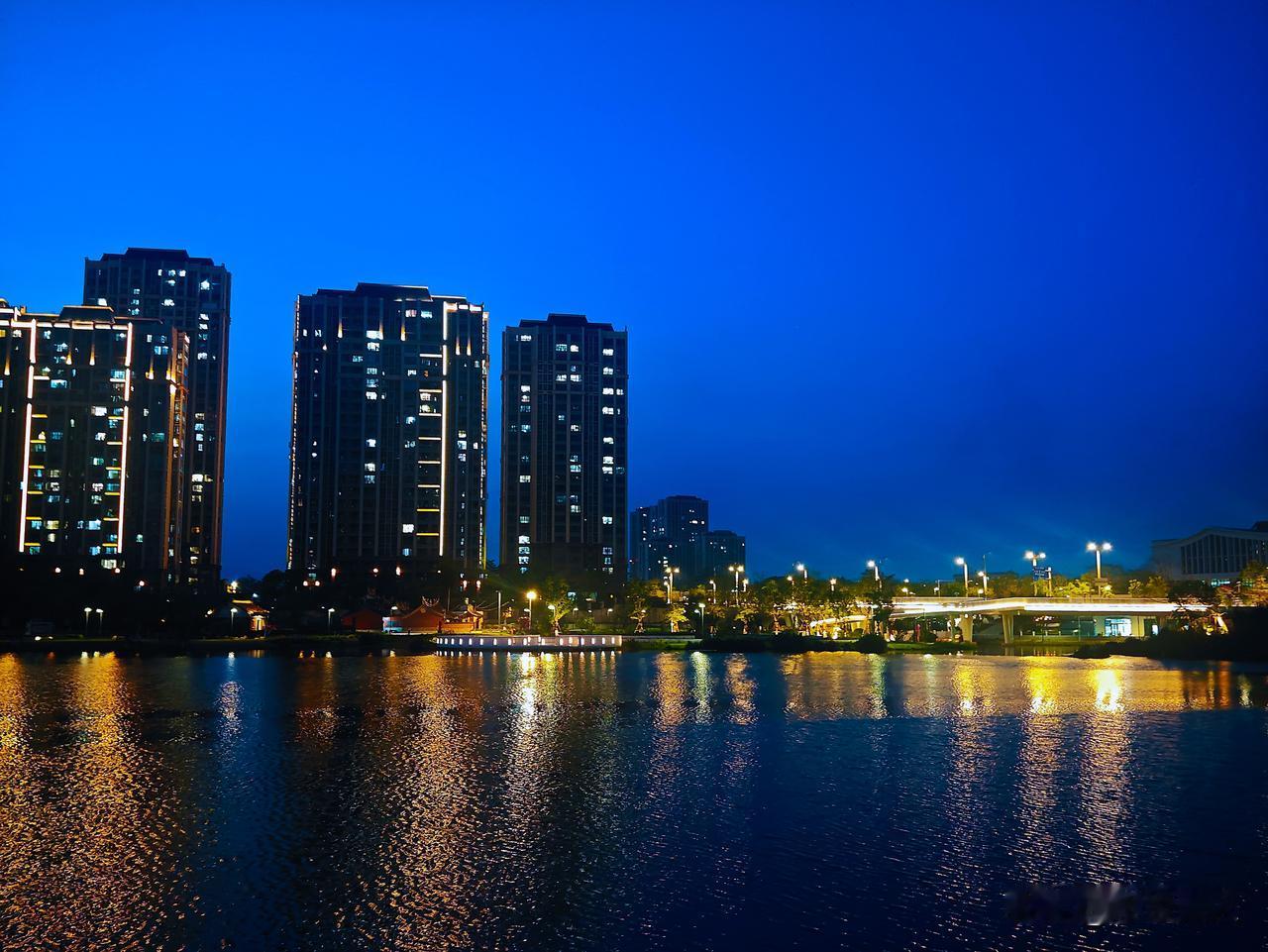 这是在福建省漳州一中就读的学生家长陪读首选地——前山新村，以及旁边的西湖生态公园