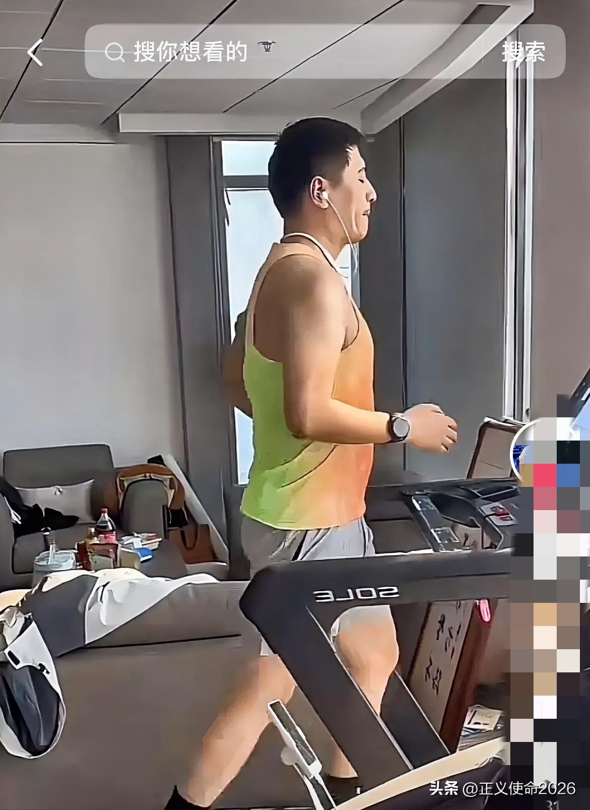 张雪峰办公室健身房的内景曝光。下图有一张他在跑步机上跑步的照片。看起来房间不大，