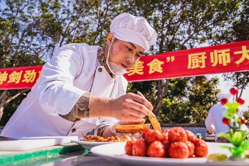 前线熄灯号军营晚点名人民前线 火候精准如尺量刀工细棉赛织锦匠心藏在每一味的调料里