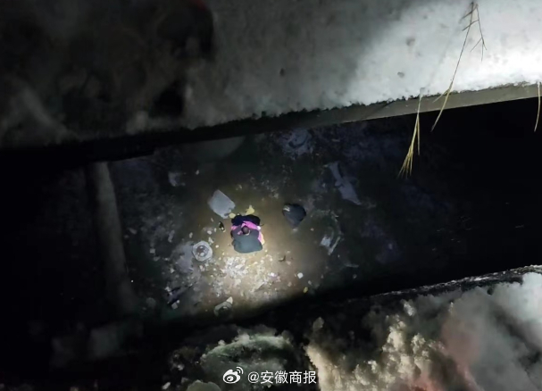 【#合肥一男子从15米高大桥坠入冰水#，消防紧急救援】12月18日晚7时40分许