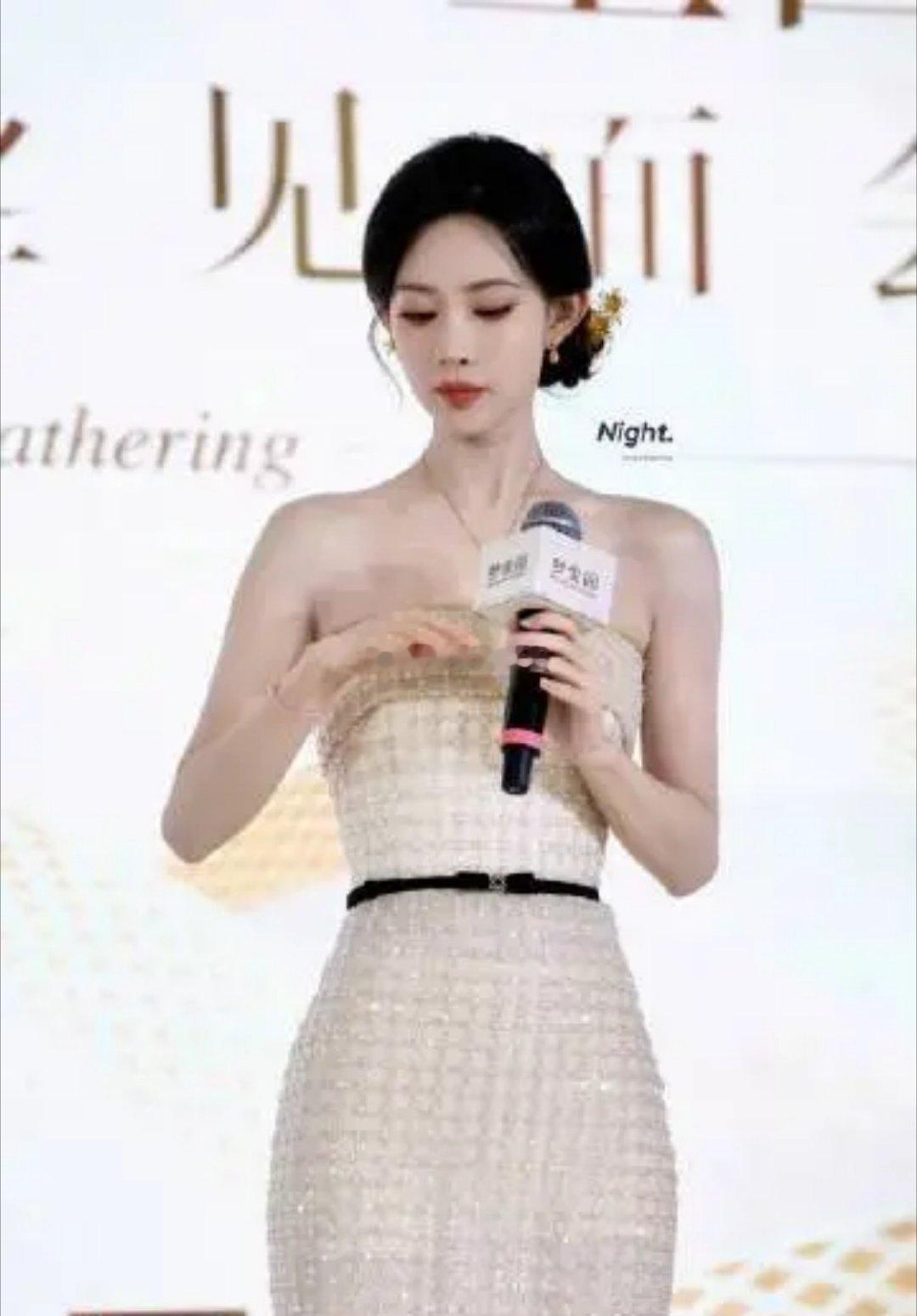 孟子义青岛线下活动人气爆棚！楼上楼下全是她的粉丝，她穿白色珍珠抹胸裙配大金项链，