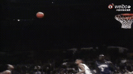 科比的反C字扣篮，飘逸、动感、力量。
科比的扣篮飘逸感十足，有人说他的速度爆发力