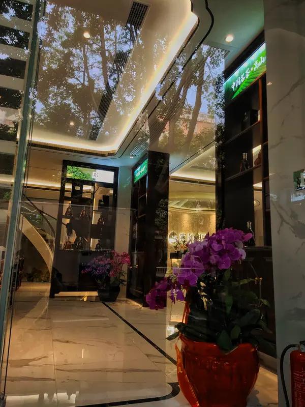 【婚姻背后隐藏的财产危机：重庆女子被丈夫“转走”两套房，法律如何维护你的权益？】