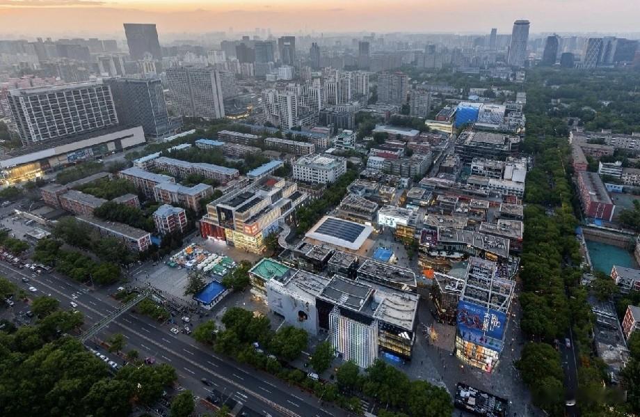 地面精致耀眼，屋顶杂乱斑驳！三里屯这巨大反差你能接受吗？
 
提起北京三里屯，大