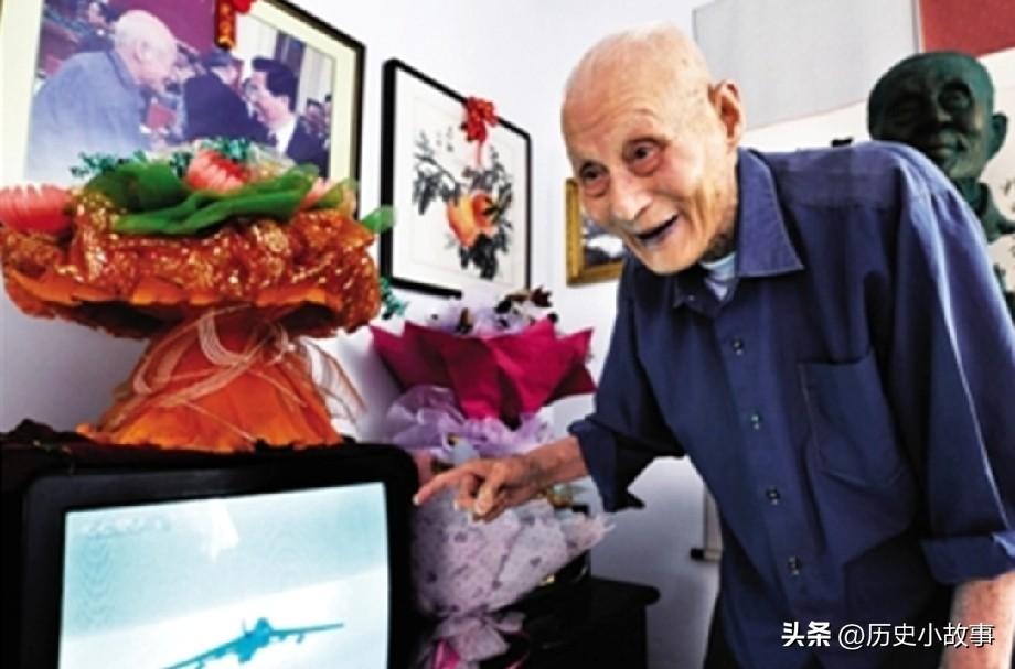 1983年，63岁老人正给领导倒水，领导低头一看，这老人竟穿着空军专用的拉练裤，