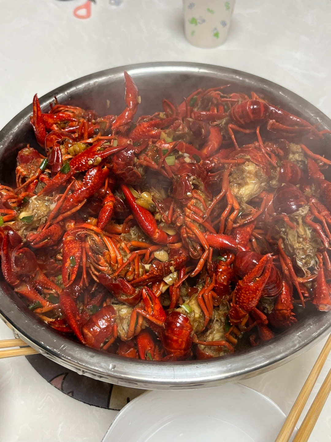 我舅舅烧的小龙虾世界第一。这个图片看得我又在流口水。 ​​​