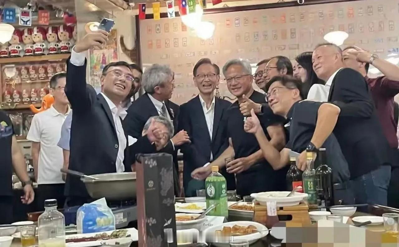 英伟达老板黄仁勋请客吃饭，一共摆了7桌，最后一结账，才花了7276.5元，平均每