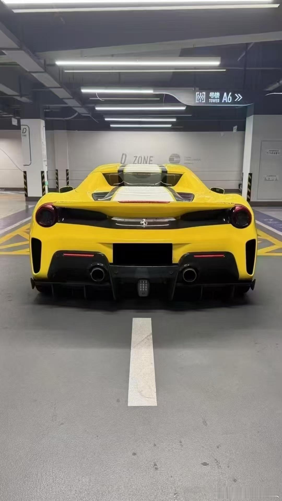 法拉利488 PISTA 敞篷，配色与配置，绝绝子！ ​​​