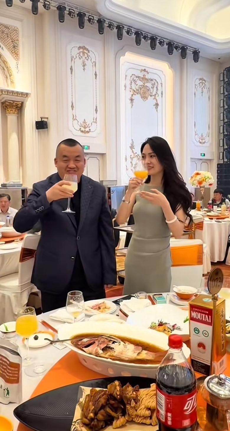美女敬北京坤哥酒，坤哥只喝饮料。
桌上茅台摆得明明白白，他却只端着橙汁杯跟人碰，