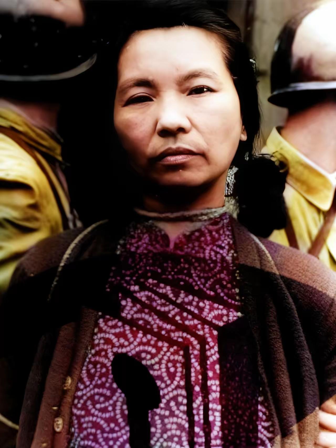 1950年6月10日，朱枫赴刑场前换上漂亮旗袍，镜头里的她藏着最烈的风骨
 
1