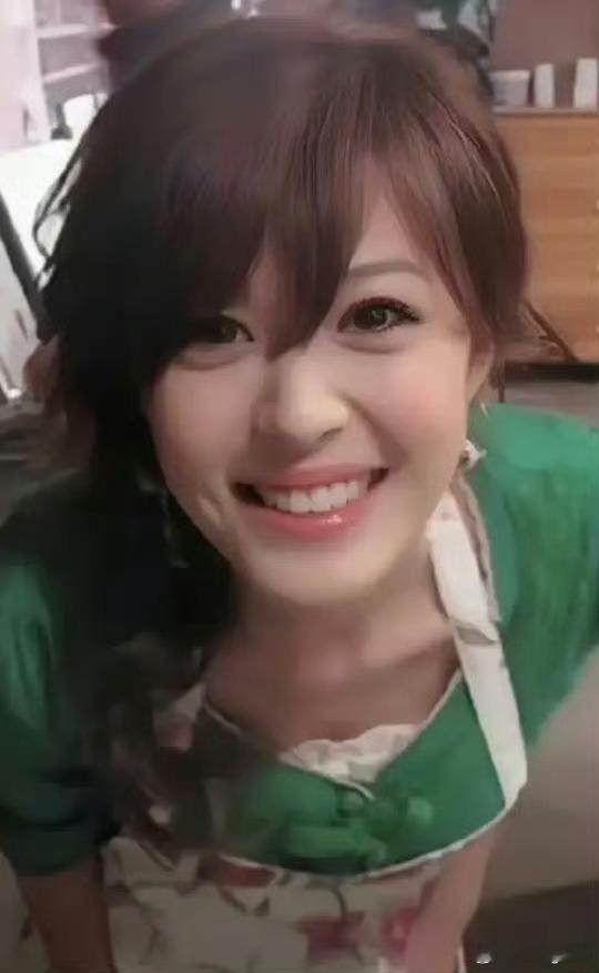李金铭全平台停更这可是甜妹鼻祖就这样停更了以前看爱情公寓没觉得她笨真太甜了 