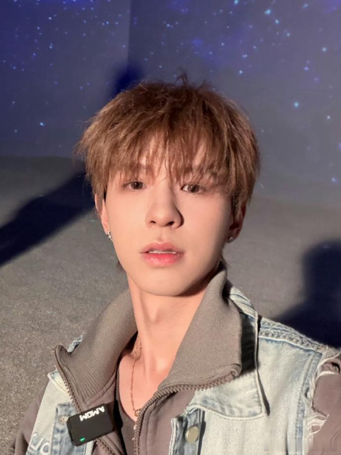 何浩楠新歌热血当歌 何浩楠《热血当歌》不止是一首歌，更是对英雄的深情致敬。歌词厚