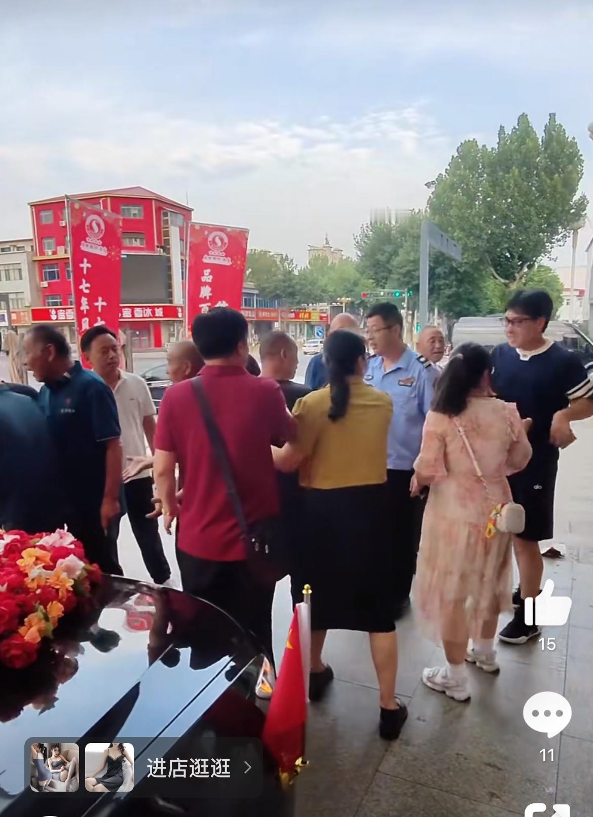 一堆老人组团拦婚车，这些人好像是串通好的，哪里有喜事哪里钻，把这当成来钱的副业。
