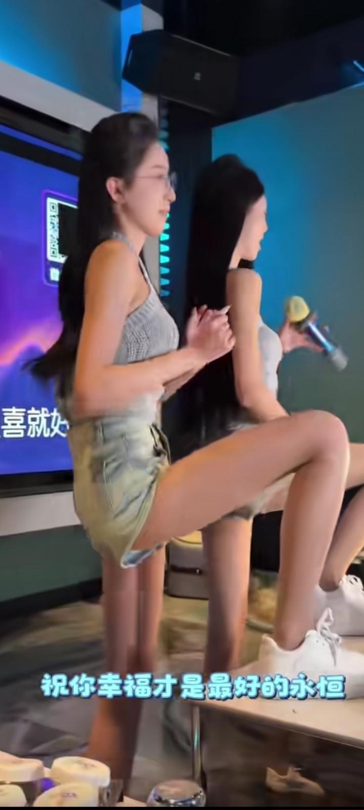 风揉柳色轻，
雨落杏花明。
一帘春影静，
心事与云平。