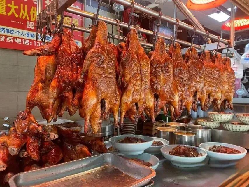 听说在成都吃这家冒烤鸭很容易遇到熟人

开了很久！听本地朋友说从小吃到大！！！从