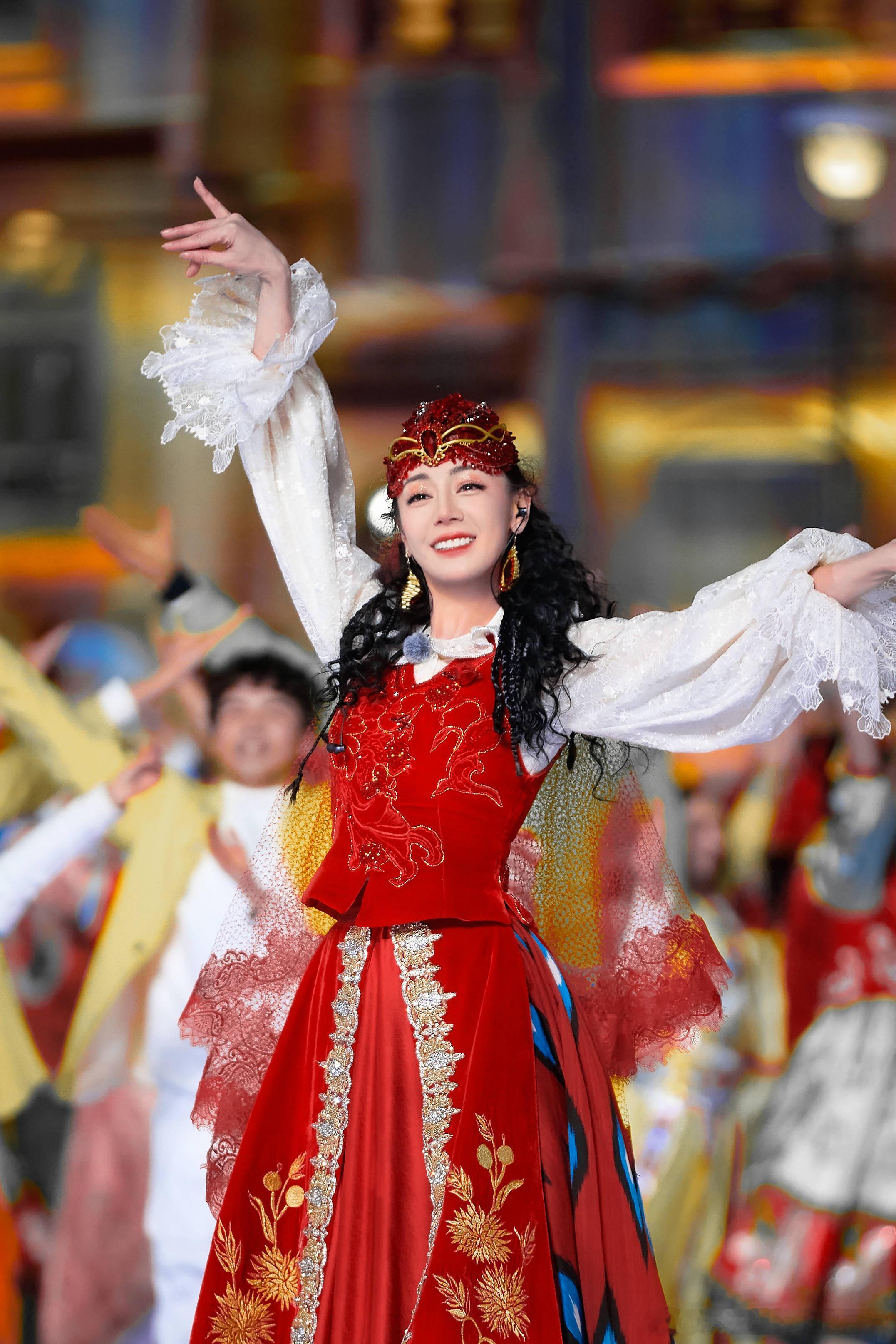 迪丽热巴 春晚分会场 迪丽热巴可能上春晚分会场，我这心里一下子就亮堂了！之前她在