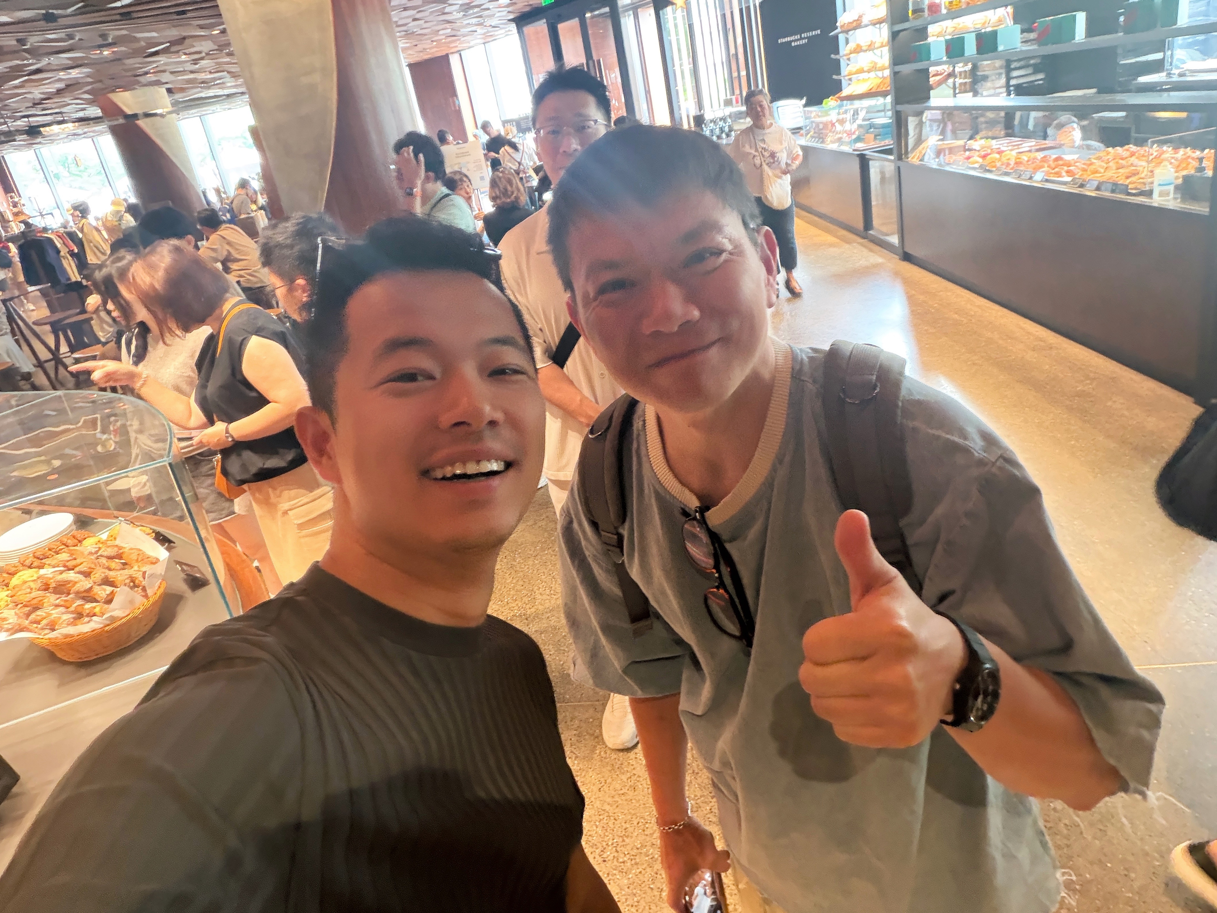 刚买咖啡被粉丝叫住说来自台湾，他和小朋友都喜欢我们的Youtube欣哲频道