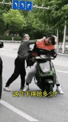这个吉普车司机，是怎么回事？怎么这么欺负人呀？

我看了好几次这个视频，骑电动车
