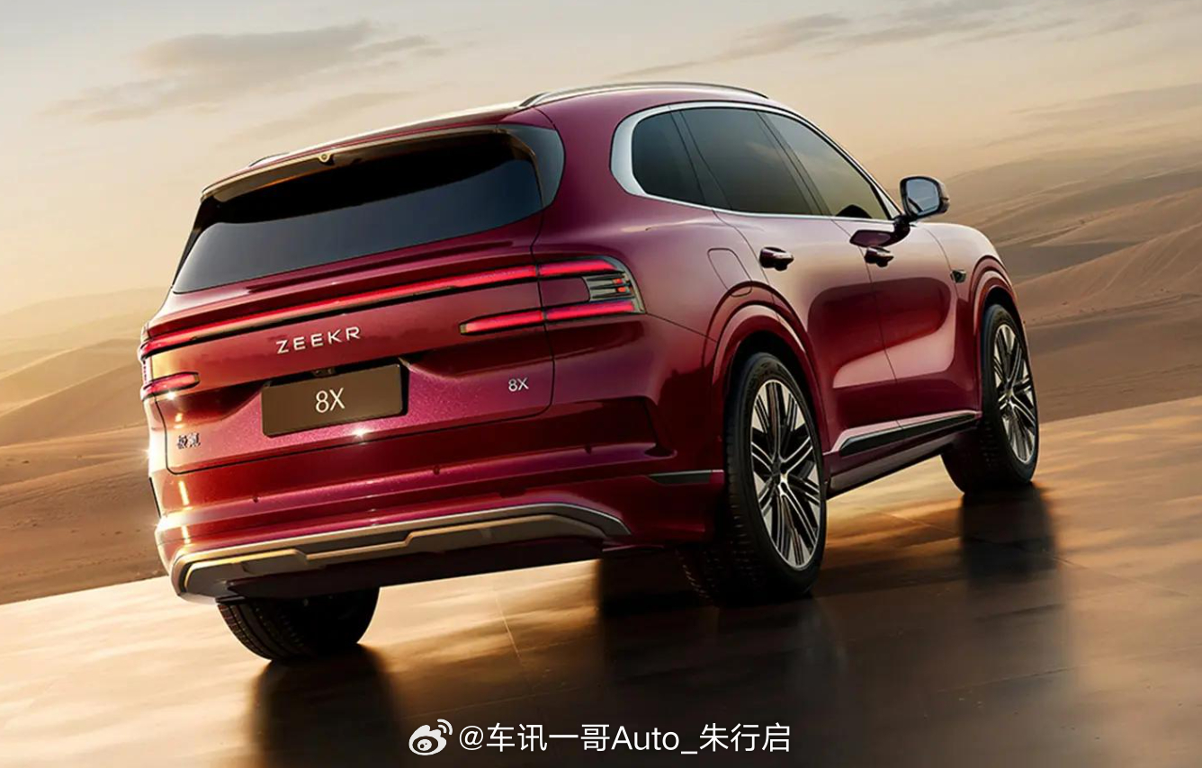 全新极氪8X的内饰官图公布，新车的中控台采用副驾双联屏布局，提供物理按键，具备后