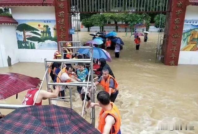 广西暴雨致多地内涝 国家紧急拨付8000万救灾资金
灾情直击：受持续强降雨影响，