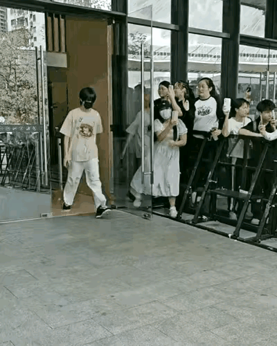 该打！
一女孩等待明星出来，终于等到明星出来了，女孩激动地跑出了围栏，拿着手机怼