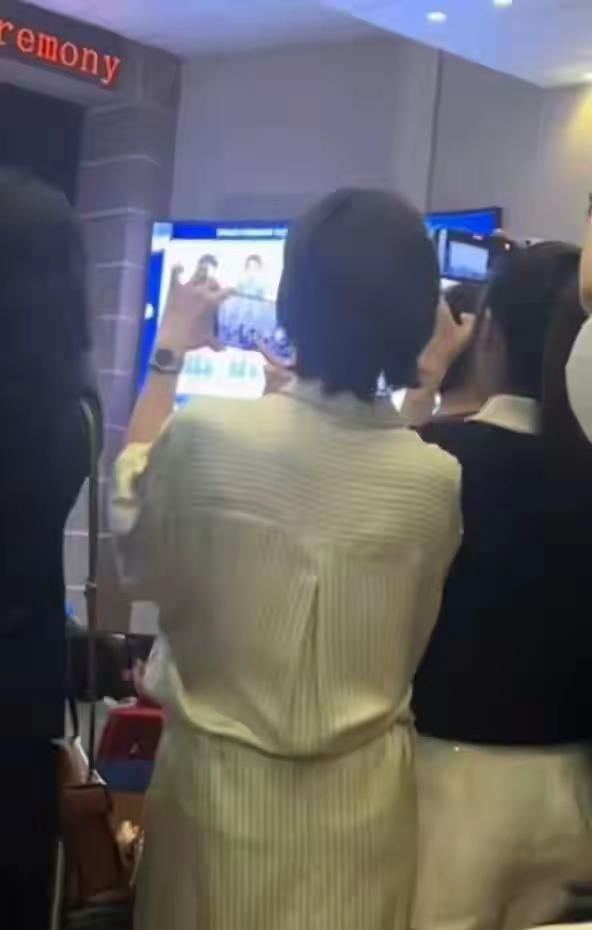 董卿参加儿子国际学校活动，穿白色条纹连衣裙，大方美丽气质好！ 