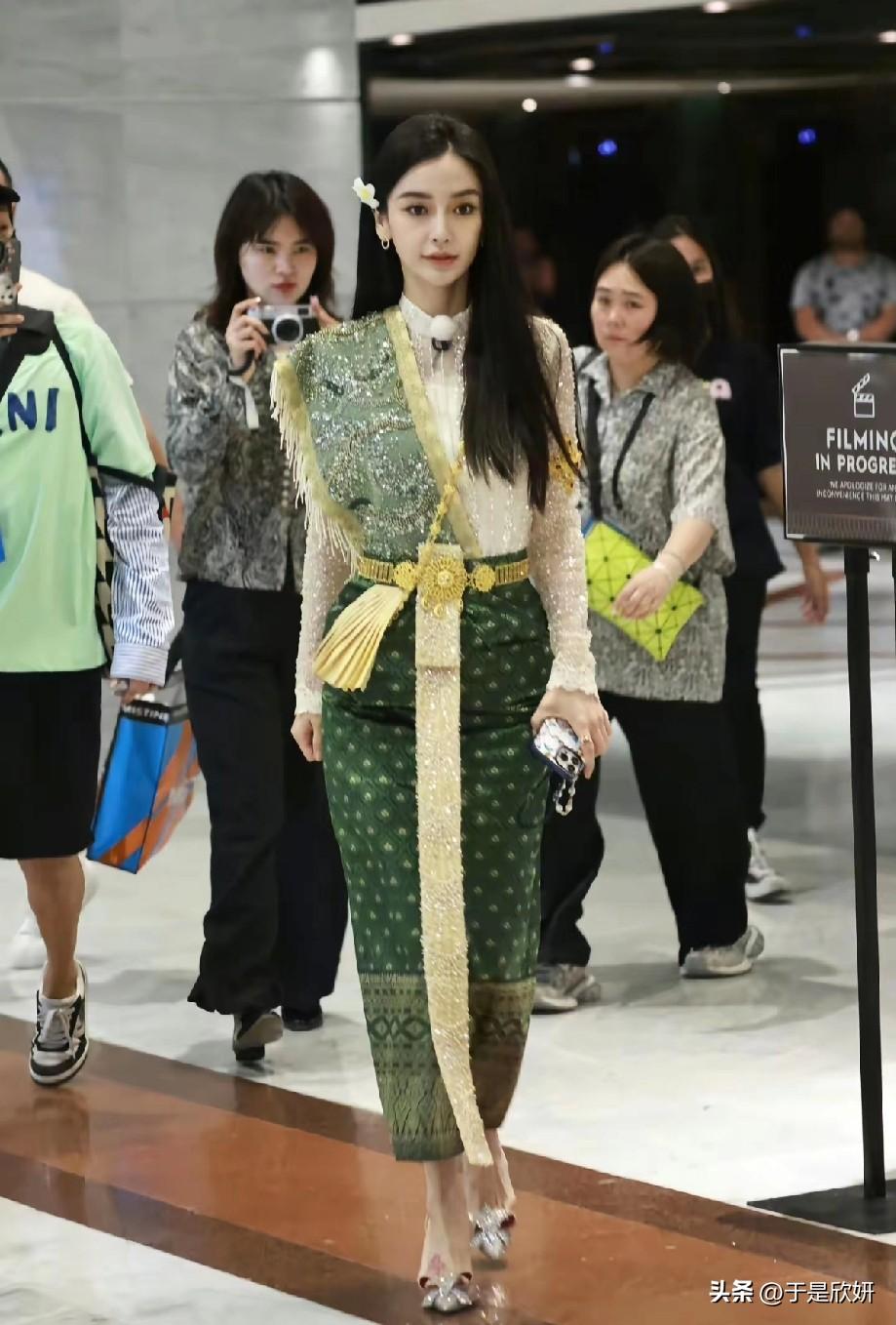 谁能拒绝这样的杨颖？✨
在《奔跑吧》泰国篇路透里，Angelababy一身绿金泰