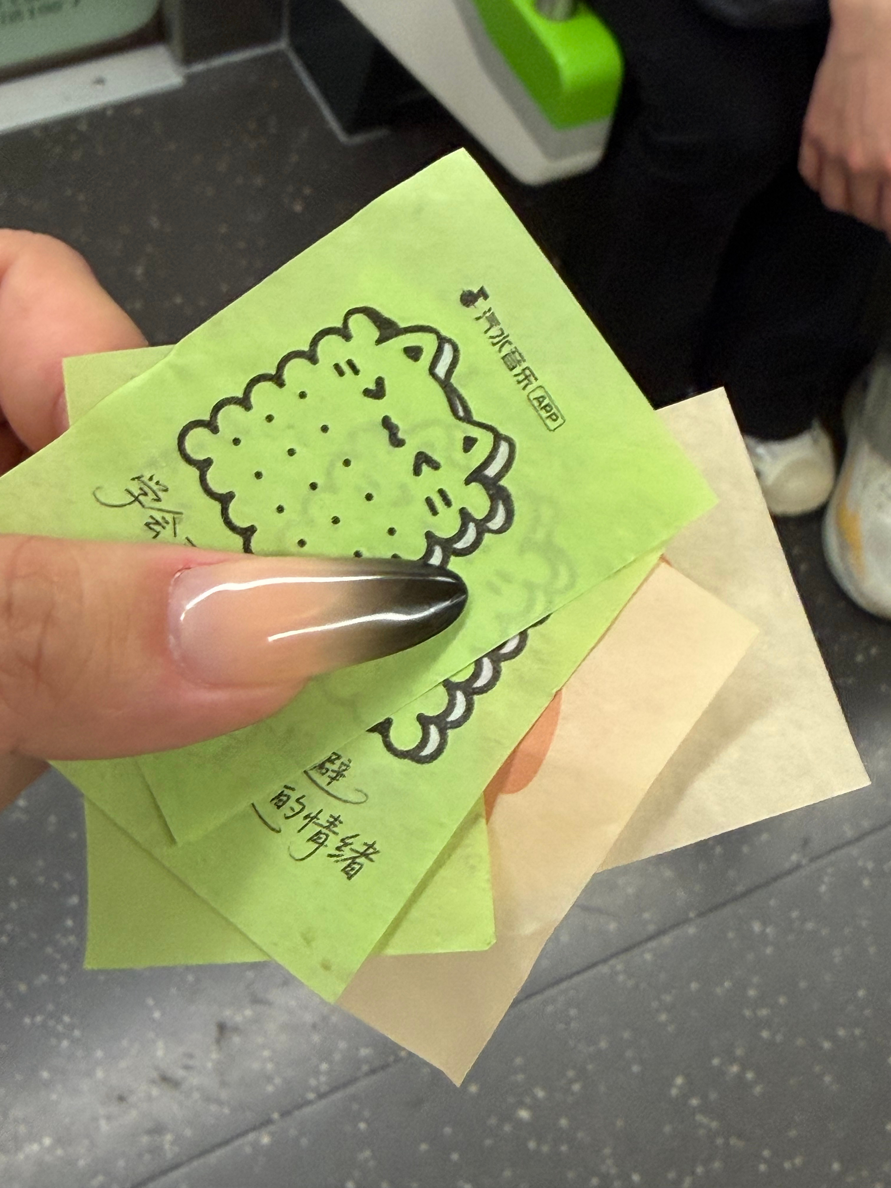 今天遇到了好多好宝宝给我塞物料 童丝音丝厂丝都有 然后我刚刚在地铁上又遇到天使了