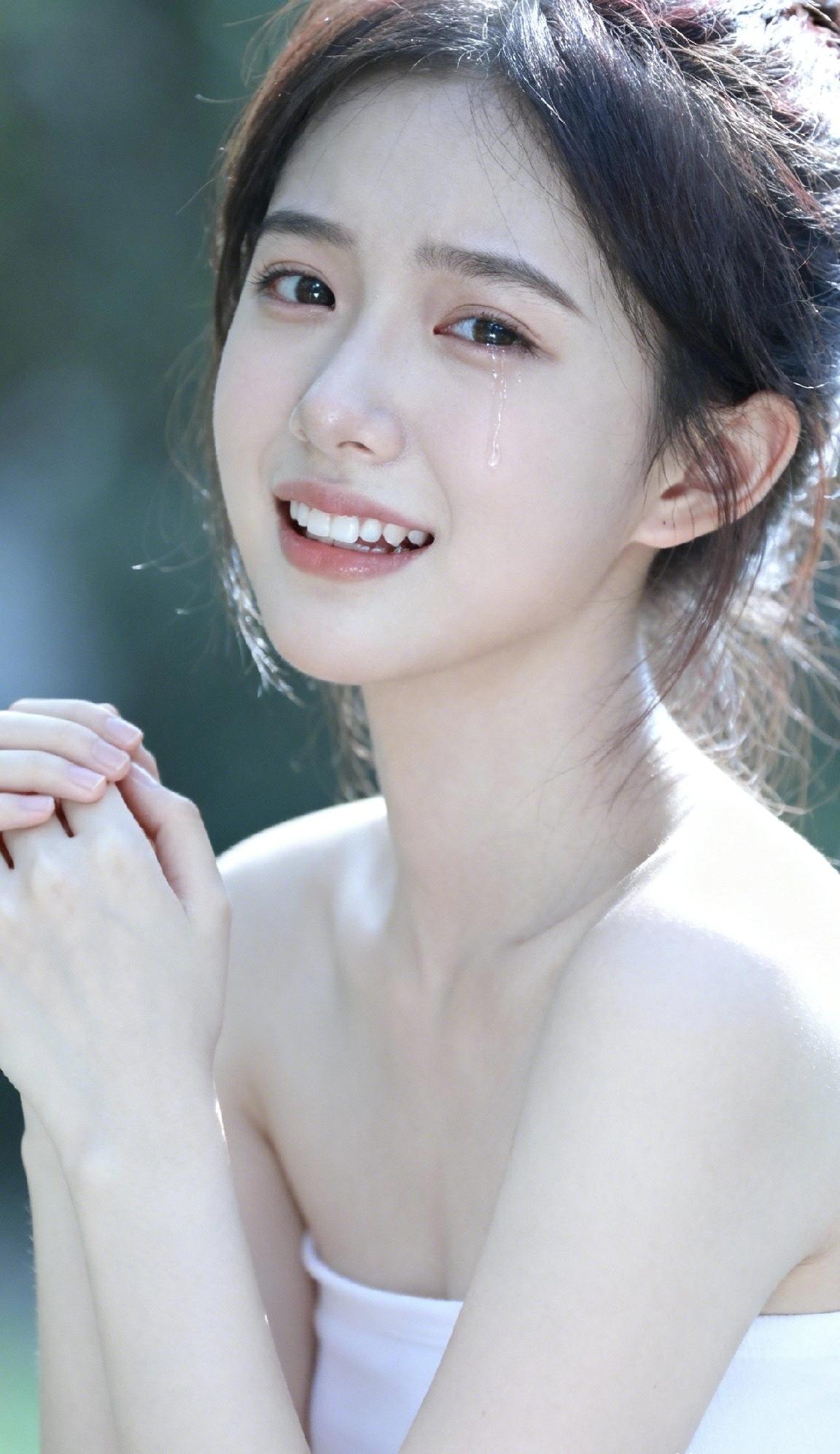 少女眼泪，梨花带雨。
我见犹怜，弥足珍贵。
眼泪让我心碎