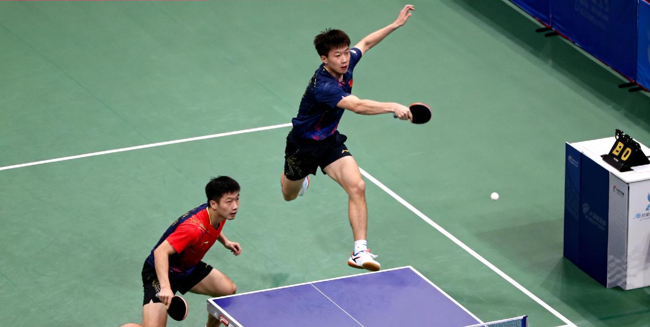 林诗栋打疯了！4-1大比分击败袁励岑，首次闯进全运会男单决赛，00后小将硬刚樊振