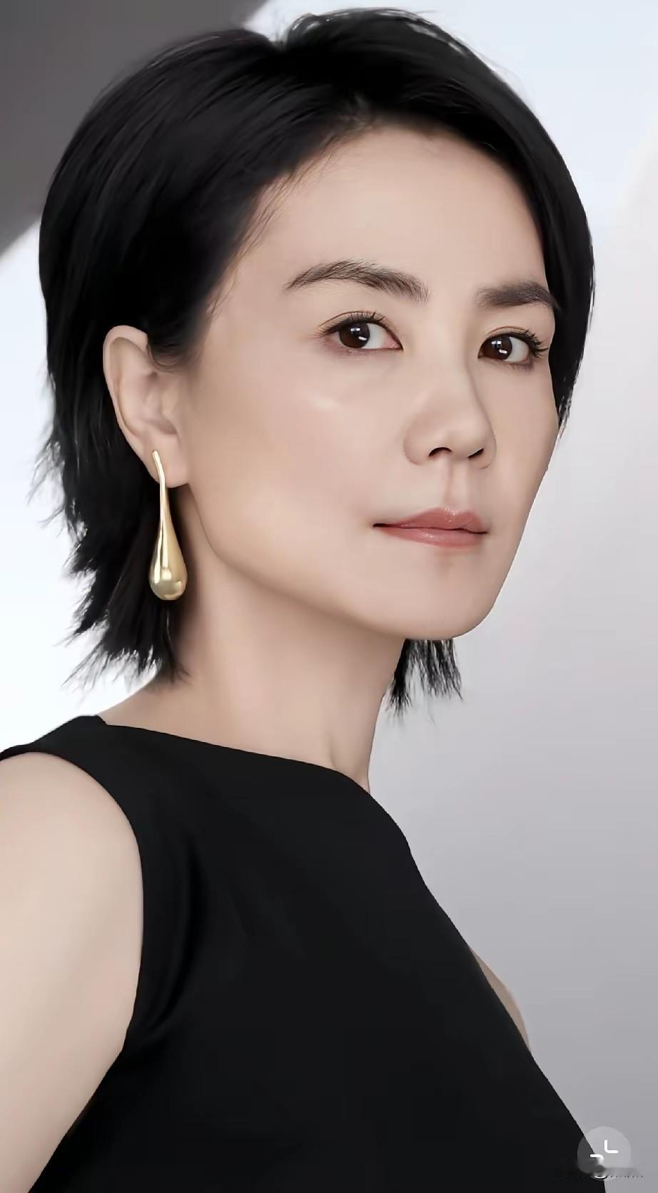 7月29日，王菲全新赫莲娜广告大片正式曝光。她身形保持得很好，穿搭十分出彩，可面
