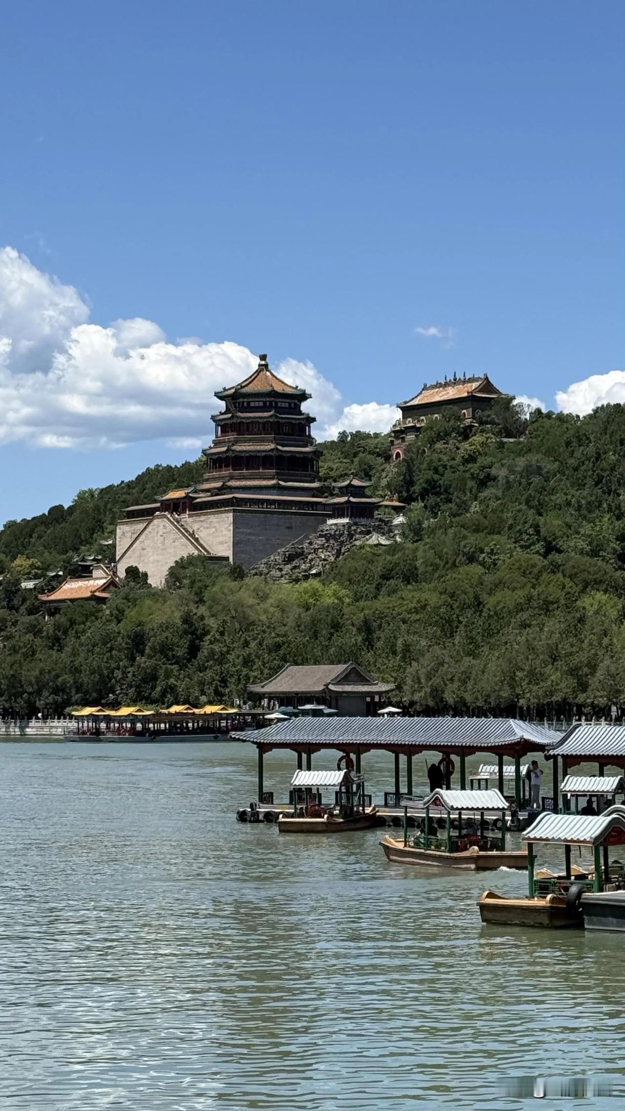 万寿山的浓绿层层叠叠漫上山坡，佛香阁鎏金的飞檐在蓝天下格外醒目，身后的云絮慢悠悠