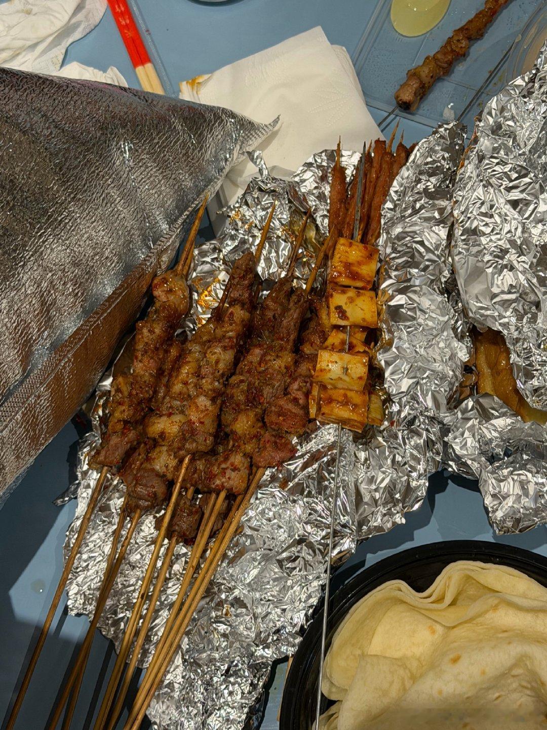 我吃不了一点宵夜，昨晚吃了一串羊肉串一根玉米，今早上吐下泻
