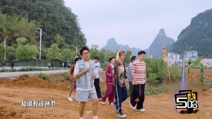 邓超体育生时候邓超突然开始俯卧撑哈哈哈哈哈 超哥用实际行动证明什么叫“说干就干”