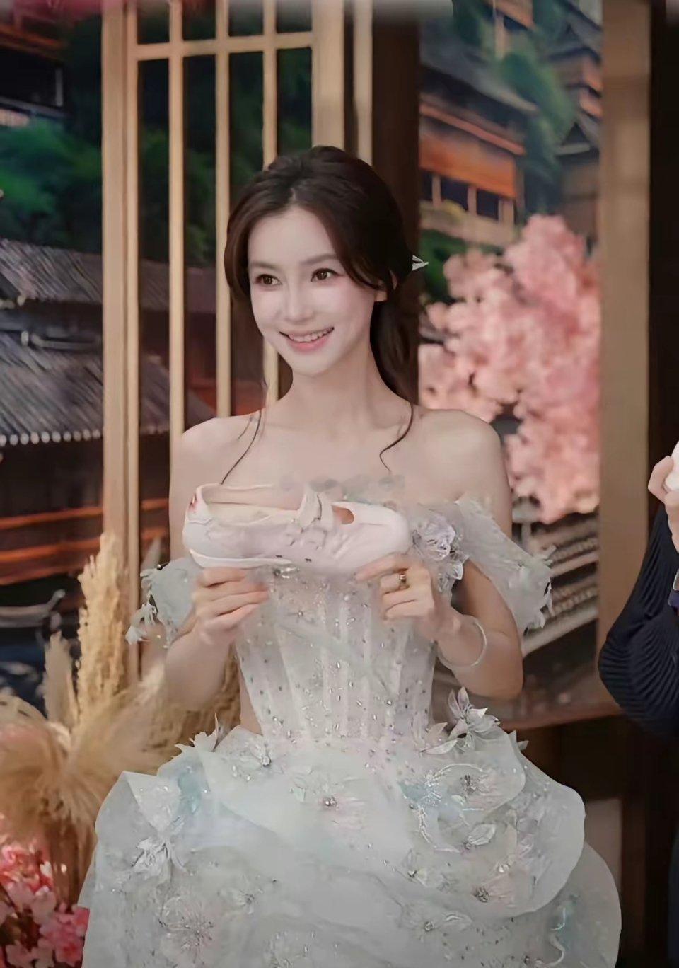 陈赫在Angelababy的品牌直播中给她刷礼物刷到了榜一。陈赫真的挺够朋友的，