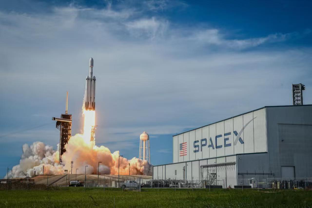 我发现很多人说SpaceX估值泡沫比AI还大，去年亏了49亿还敢这么搞，其实这个