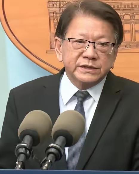 因相关国家取消飞航许可，台湾地区领导人外访行程取消。台湾当局举行记者会说明，又怪