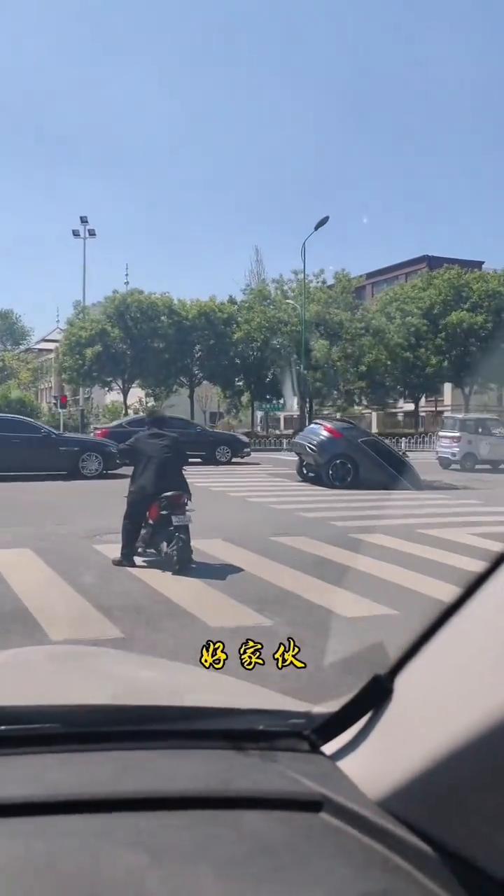 好家伙，要不是我戴了眼镜，还真以为前面那辆车正在入地下停车场。结果等我走近一看，