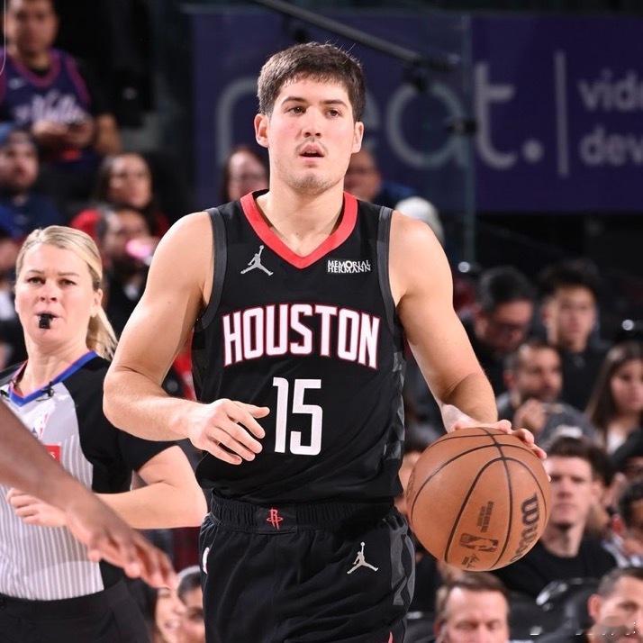 火箭队助理教练罗亚尔·艾维谈到里德·谢泼德时说：“他懂球，能读懂比赛，能传球。他