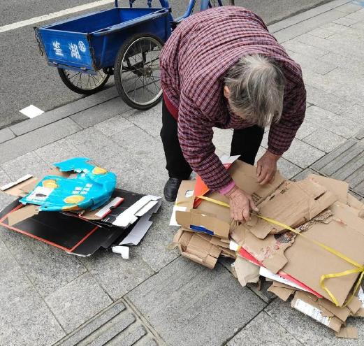 浙江慈溪，一位8旬老太擅自翻动他人停在路边的三轮车，结果车辆突然启动，将老太拖行