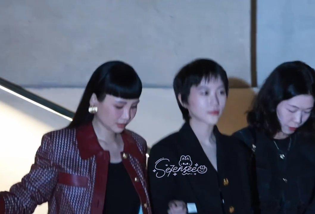 窦靖童魏如萱秀场外热聊 窦靖童魏如萱秀场外拥抱 秀场外面看见窦靖童和魏如萱，我们