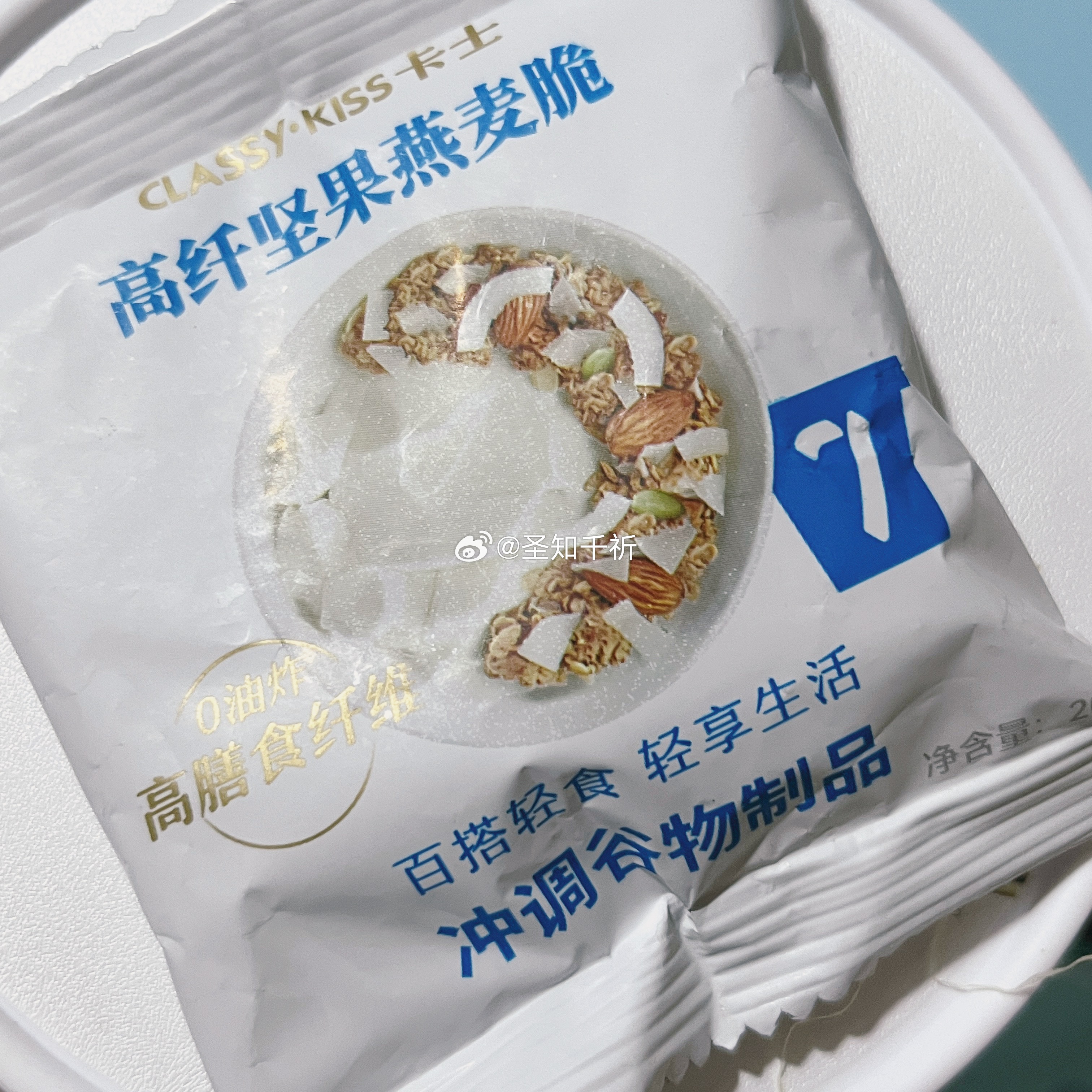 不爱吃卡士的厚凝乳但是赠送的燕麦脆太好吃了……好香。德克士手枪腿味的上好佳薯片也