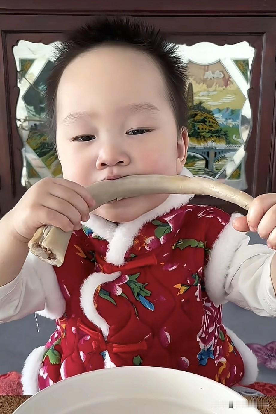 看到这样的视频，就气不打一处来
有家长看米乐啃猪尾巴火了
也给孩子吃猪尾巴拍视频