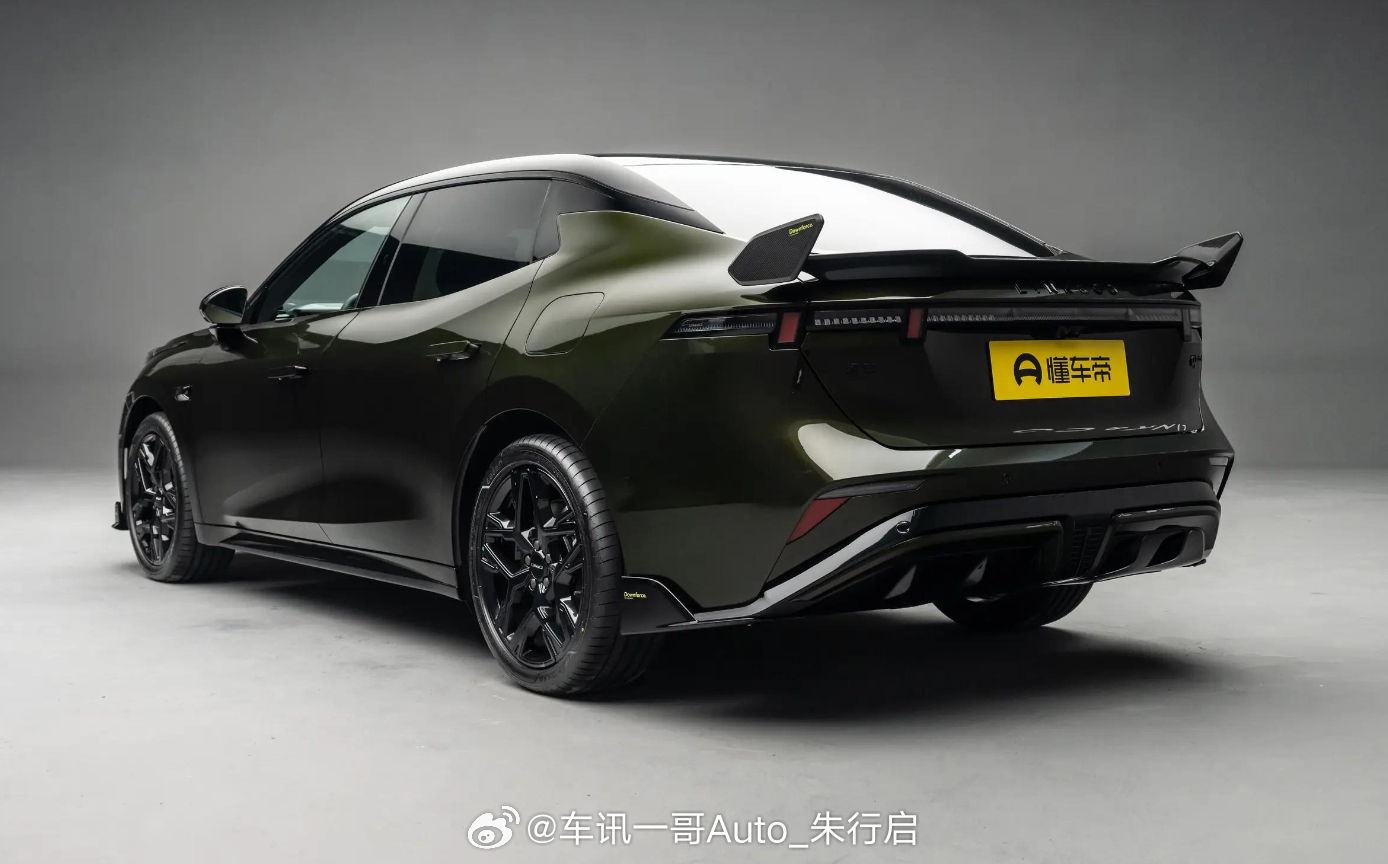 领克07 EM-P碳纤维尾翼版发布，17.58万起，标配干式碳纤维运动尾翼、19