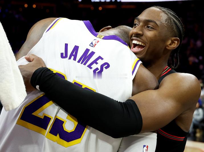 近日，76人后卫VJ·埃奇库姆接受了ESPN专访。当被问到他是否参与了对詹姆斯的