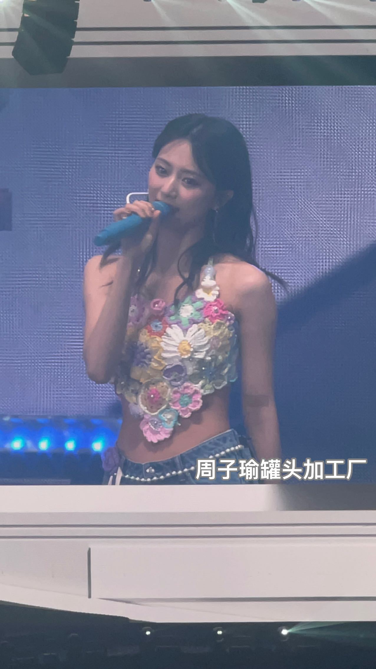 #周子瑜[超话]# 花仙女驾到！被美惨了！拍不出万分之一美[悲伤] ​​​