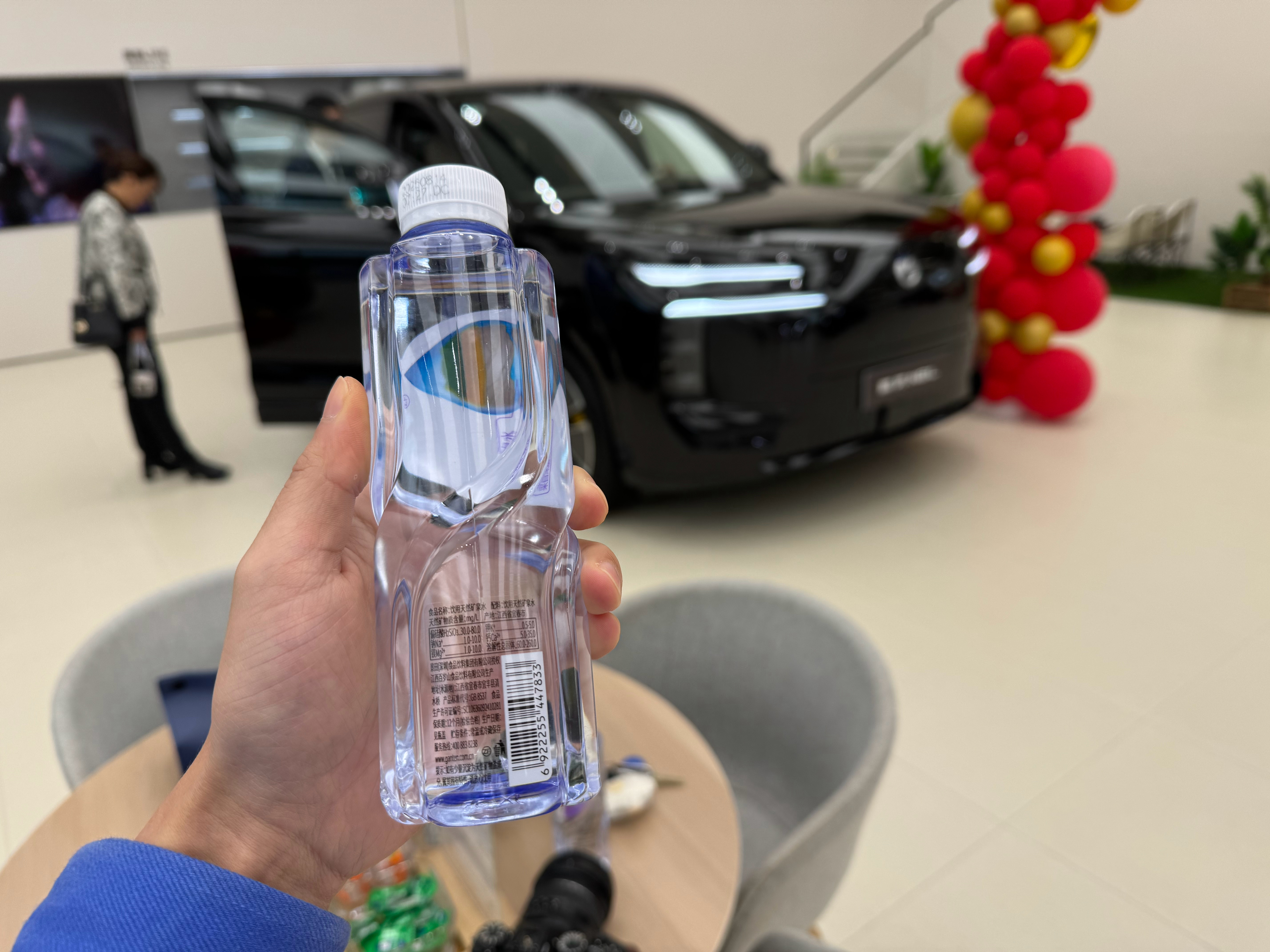 来西安沣东腾势中心店拍N8L。工作人员问我来看车吗？我说我想拍一拍N8L，人家也