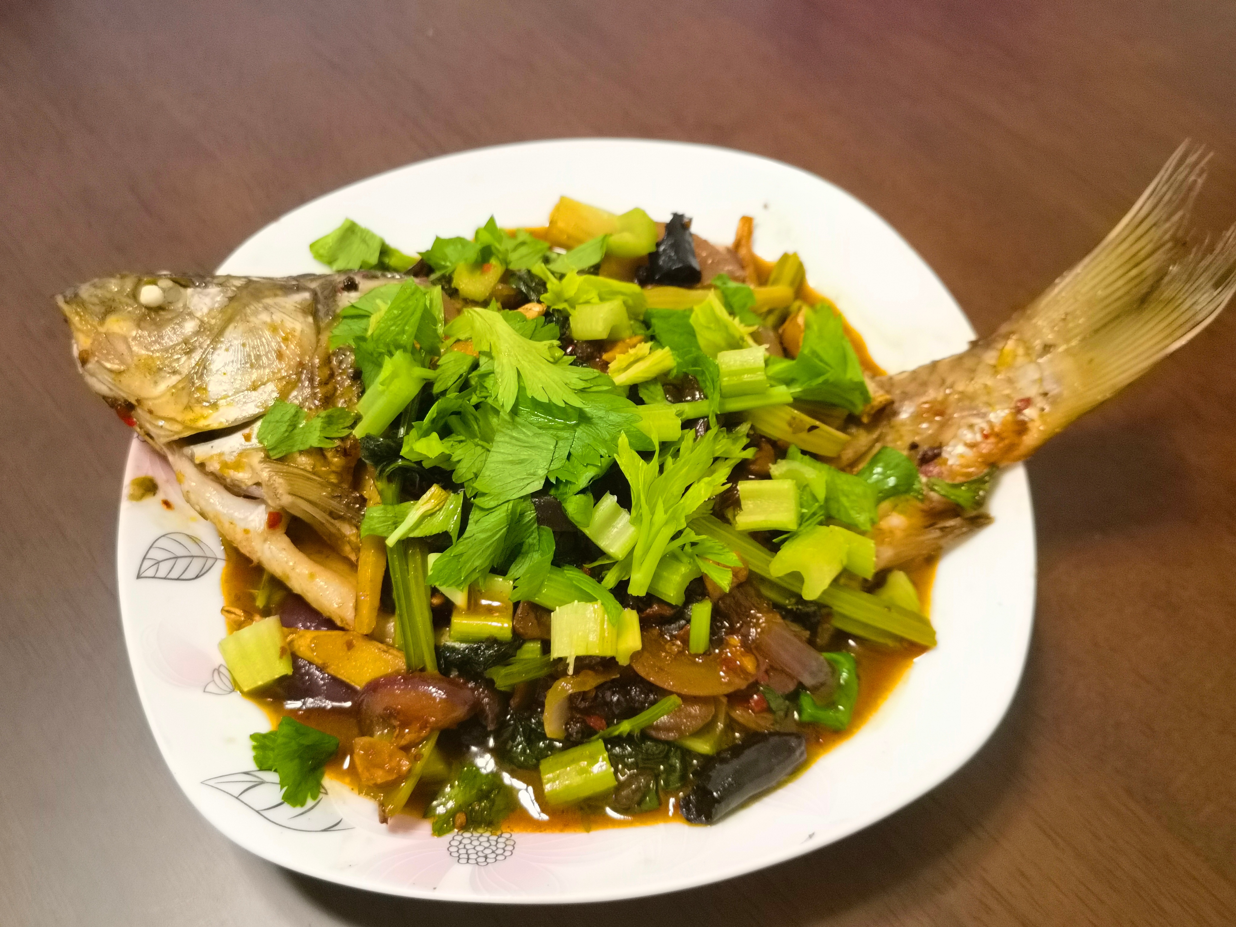 除了装鱼的盘子有点小，其他都完美，哈哈哈哈来吃，来吃红烧鱼 